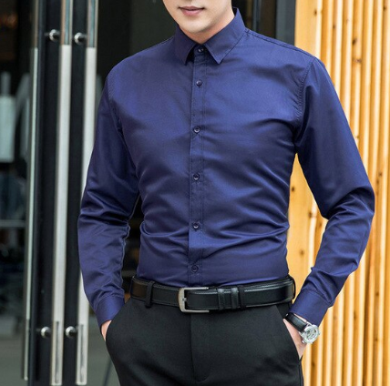camisa social azul e calça preta